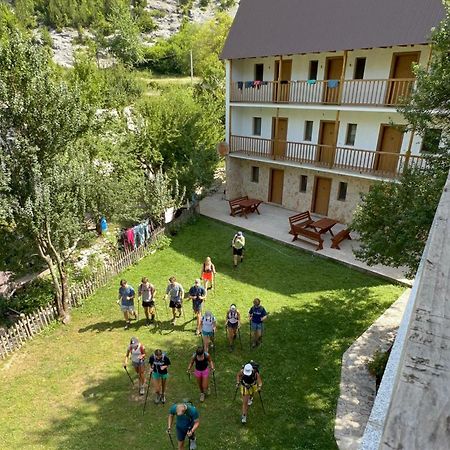 Hotel Bujtina Zici Theth Esterno foto