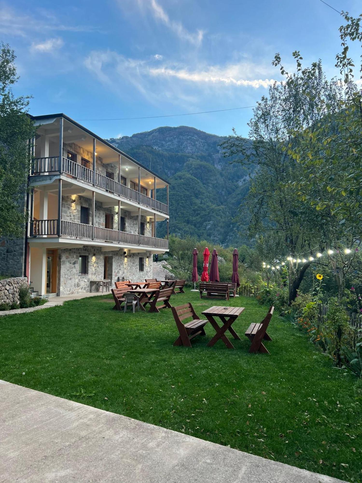 Hotel Bujtina Zici Theth Esterno foto